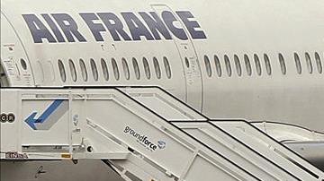 Un vuelo de Air France es examinado en tierra.