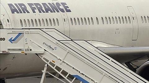 Un vuelo de Air France es examinado en tierra.