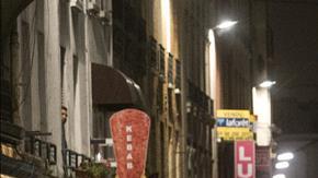 Policías participan en una operación antiterrorista en Saint Denis cerca de París.