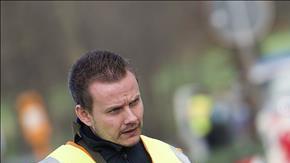 Un agente de policía controla el paso de los vehículos en la frontera.