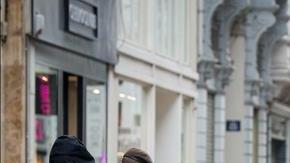 Soldados patrullan una calle comercial en Bruselas.