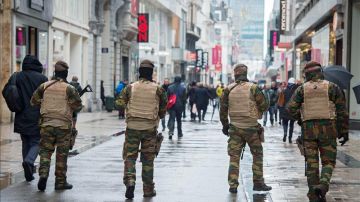 Soldados patrullan una calle comercial en Bruselas.