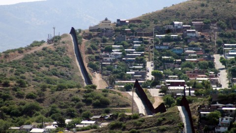 La frontera de Arizona está en la palestra electoral de nuevo. El estado realiza primarias presidenciales este martes.