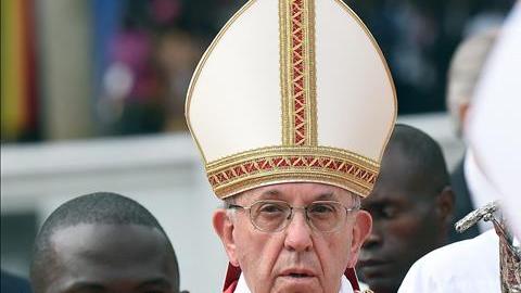 El Papa Franciso, hoy a su llegada a la Misa en el santuario anglicano de los mártires de Namugongo, cerca de Kampala, en Uganda.