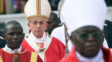 El Papa Franciso, hoy a su llegada a la Misa en el santuario anglicano de los mártires de Namugongo, cerca de Kampala, en Uganda.