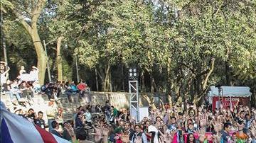 Cientos de personas vestidas como los integrantes de la banda británica The Beatles  batieron el récord Guinnes en Ciudad de México.