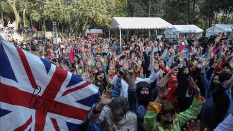 Cientos de personas vestidas como los integrantes de la banda británica The Beatles  batieron el récord Guinnes en Ciudad de México.