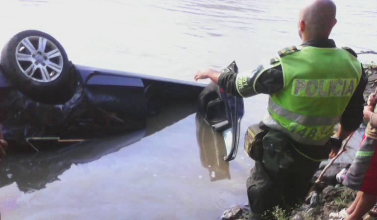 La policia encontró el automóvil volcado en el río Cauca. 