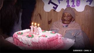 Jacinta Silva, en una imagen de su cumpleaños 110, vive con dos de sus nueve hijos.