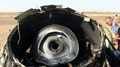 Los investigadores egipcios estuvieron entre los primeros en llegar a la escena del accidente del Metrojet Airbus A321.