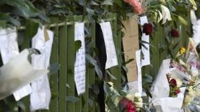 En París se siguen depositando flores y mensajes cerca de la sala de conciertos Bataclan donde murieron 89 personas.