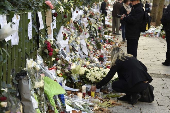 En París se siguen depositando flores y mensajes cerca de la sala de conciertos Bataclan donde murieron 89 personas.