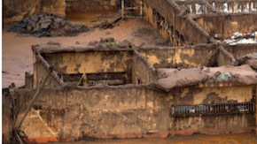 Así quedó el pueblo de Bento Rodrigues, próximo a la ciudad brasileña de Mariana, tras el paso de una avalancha de lodo por la ruptura de un dique minero.