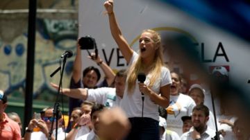 La esposa de Leopoldo López, Lilian Tintori, muy activa en la campaña electoral, participó en el acto en el que Díaz fue abaleado. En esta foto aparece en un acto anterior en Caracas.