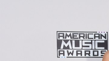 Este ángel de Victoria Secret sorpendió con su nuevo corte de pelo y escote en los American Music Awards.