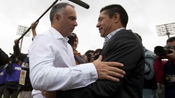 Memo Vázquez (izq.), entrenador de Pumas, e Ignacio Ambriz, del América, buscarán conducir a sus equipos al campeonato.