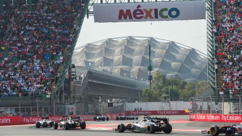 El Gran Premio de México de Fórmula 1 fue un exito rotundo en los graderíos. Aquí, la postal más típica de la carrera, con la salida del estadio y el Palacio de los Deportes en el fondo.