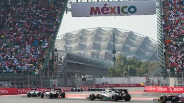 El Gran Premio de México de Fórmula 1 fue un exito rotundo en los graderíos. Aquí, la postal más típica de la carrera, con la salida del estadio y el Palacio de los Deportes en el fondo.