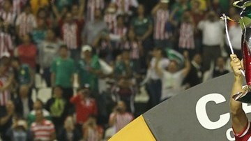 Chivas: Campeones de Copa y sufriendo en la Liga.