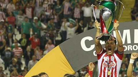 Chivas: Campeones de Copa y sufriendo en la Liga.