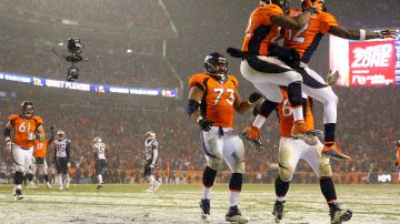Andre Caldwell celebra con Mike Anderson (22) el touchdown que puso a los Broncos arriba en el marcador de un partido memorable contra los Patriots.