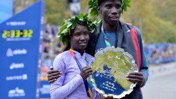 Mary Keitany y Stanley Biwott, ambos de Kenia, posan como ganadores de la 45 edición del maratón de Nueva York.