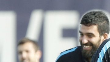 Turán y Dani Alves durante un entrenamiento.