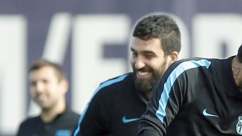 Turán y Dani Alves durante un entrenamiento.