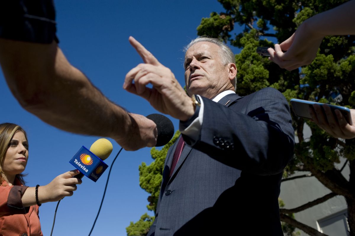 El candidato demócrata a la presidencia de Estados Unidos, Roque "Rocky" De La Fuente Guerra (c), durante un encuentro con periodistas, el 6 de noviembre de 2015.