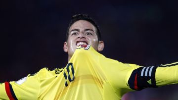James Rodríguez, astrro de Colombia, festeja su gol del jueves contra Chile.