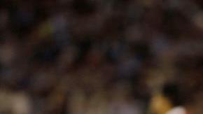 El jugador de Uruguay Edinson Cavani celebra el gol de su compañero Diego Godín.