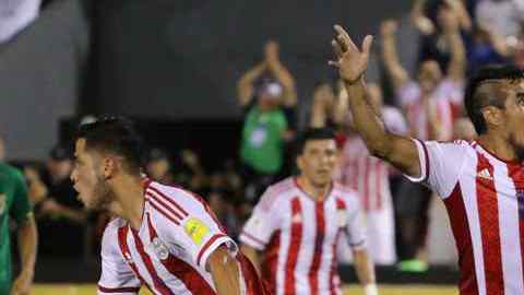 El jugador de Paraguay Dario Lezcano festeja su gol ante Bolivia en el Estadio Defensores Del Chaco de Asunción.