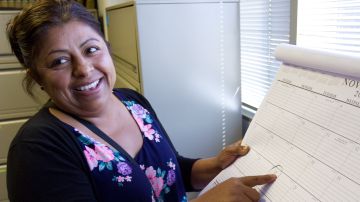 La inmigrante mexicana Olivia Ortiz Chávez sonríe al escuchar información sobre la nueva ley que le permitirá pedir un perdón por haber vivido como indocumentada.