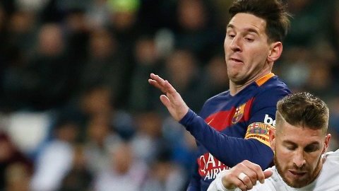 Ramos intentando detener a Messi durante el pasado Clásico.