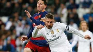 Ramos intentando detener a Messi durante el pasado Clásico.