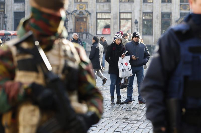 Agentes de fuerzas especiales realizan redadas en Bruselas.