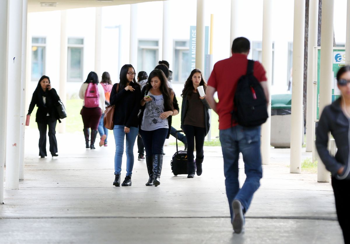 Los estudiantes indocumentados en California también pueden recibir ayuda financiera.