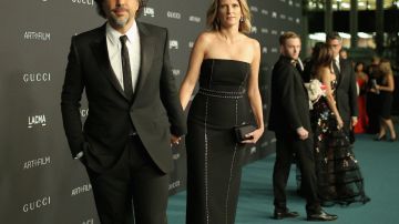 Alejandro G. Iñárritu y su esposa María Eladia Hagerman al paso por la alfrombra 'verde' de la gala del LACMA.