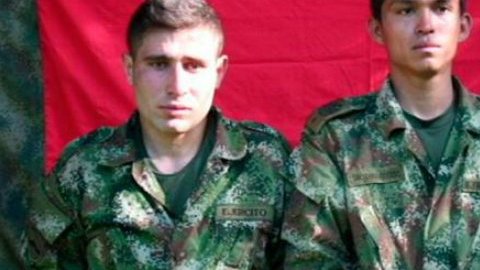 Los soldados Andrés Felipe Pérez Giraldo y KIeider Antonio Rodríguez.
