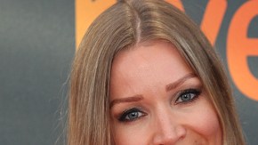 El actor Antonio Banderas luce sonriente al lado de su actual novia.