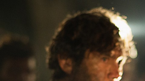 Antonio Banderas en una escena de 'The 33'. Detrás, Lou Diamond Phillips.