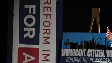 Precandidato demócrata Bernie Sanders habló en Las Vegas hace dos semanas ante activistas pro inmigrantes y esta semana presentó un detallado plan escrito para legalizar e integrar a los inmigrantes.