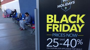 Este año hay pocos compradores del 'Viernes Negro' a la espera de las ofertas. / ISAÍAS ALVARADO