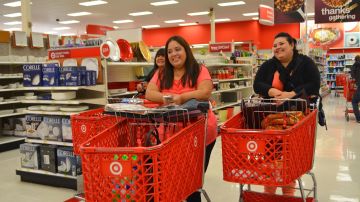 Latinas realizan compras utilizando cupones de descuento en una tienda Target del suburbio de Waukegan.