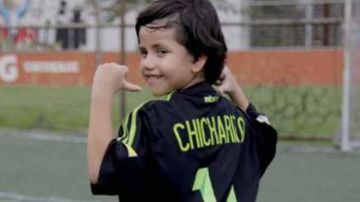 El niño Raúl Mayorga, orgulloso con su camiseta del 'Chicharito'.
