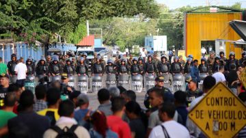 Inmigrantes Cubanos repelidos por las fuerzas policlaes de NIcaragua, en el puesto fronterizo de Peñas Blancas, Costa Rica.