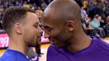 Kobe Bryant habla con Stephen Curry en una charla de históricos antes del juego del martes en Oakland, ganado fácilmente por Golden State a los Lakers.