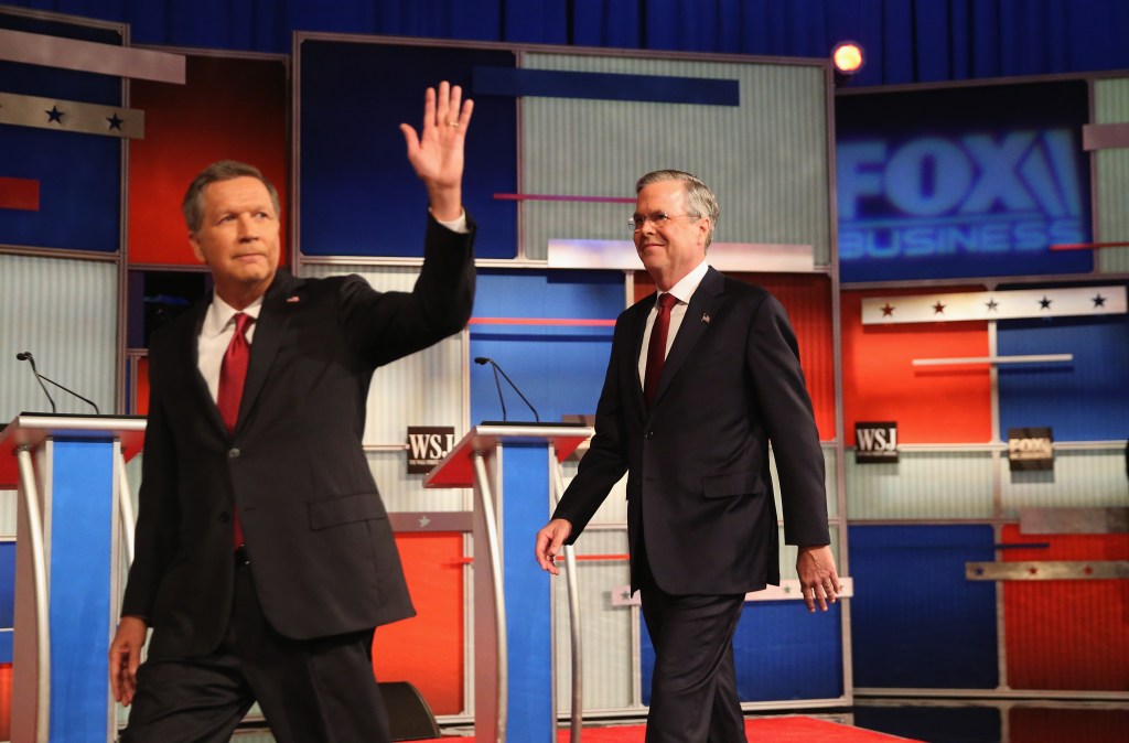  John Kasich (L-R) y Jeb Bush al momento de entrar en el recinto del debate. 