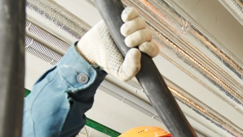 33% de los puestos de trabajo en instalación de equipamiento eléctrico tardan más de tres meses en cubrirse./Shutterstock