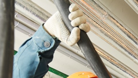 33% de los puestos de trabajo en instalación de equipamiento eléctrico tardan más de tres meses en cubrirse./Shutterstock